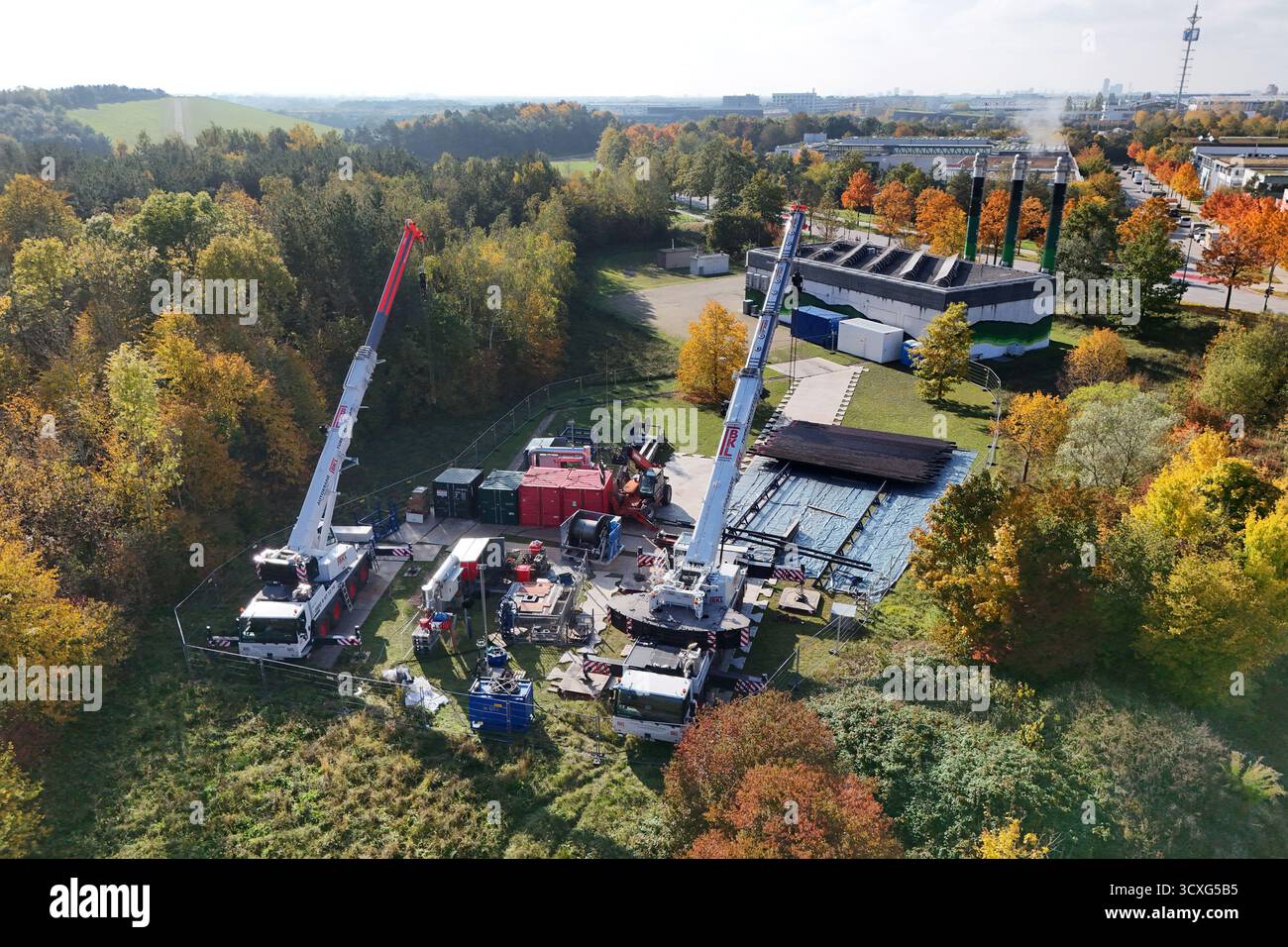 Munich, Deutschland. 14 octobre 2025. Agrandissement de la centrale géothermique de la société publique de Munich dans le quartier de Riem. Des pipelines sont en cours de pose, des chantiers de construction, des grues. Depuis 2004, la centrale géothermique a fourni 16 000 personnes en chauffage urbain renouvelable. Plan extérieur du bâtiment. Crédit : dpa/Alamy Live News Banque D'Images