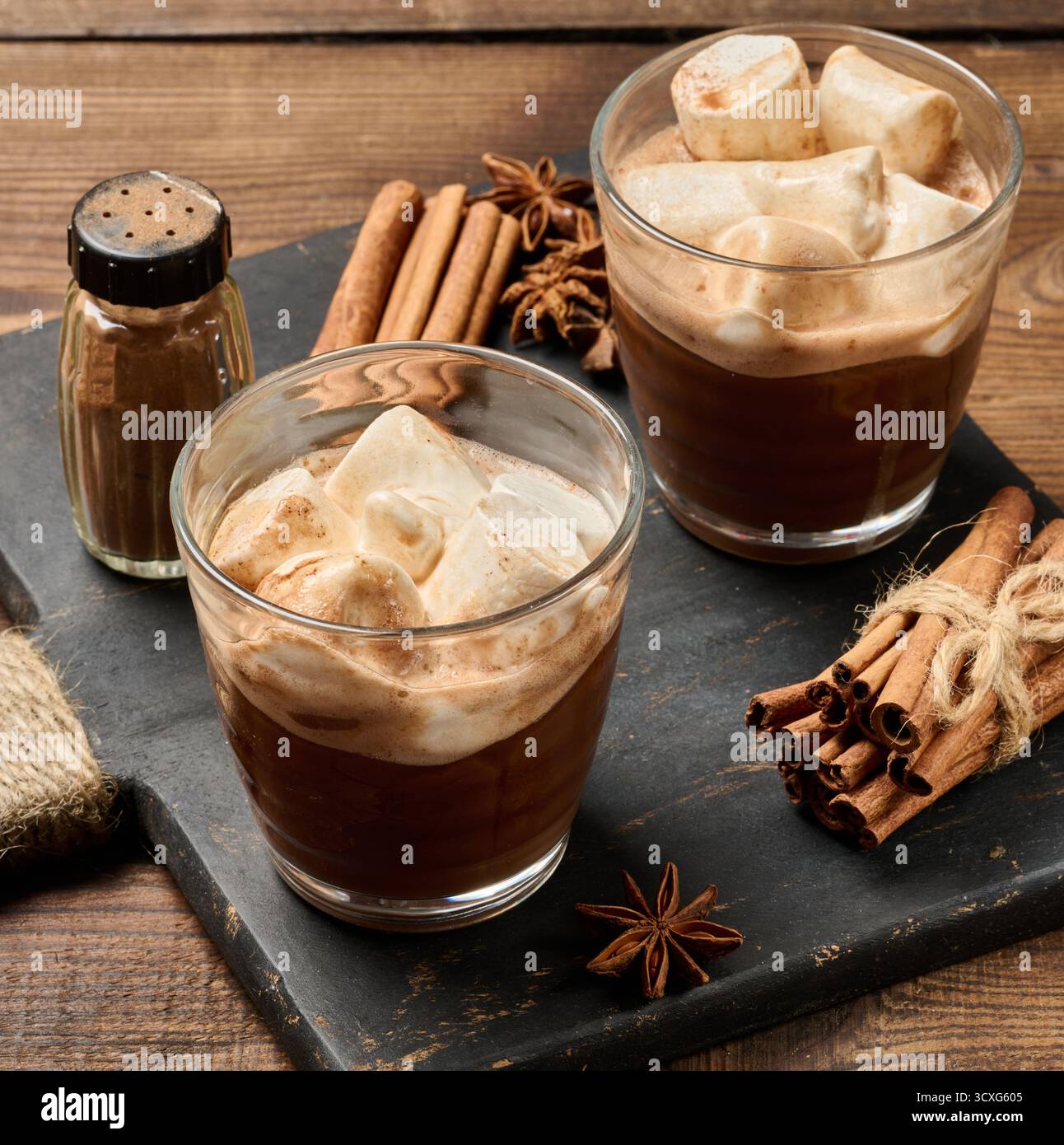 Deux verres de chocolat chaud avec des guimauves moelleuses sur une planche d'ardoise. Gros plan de la boisson d'hiver Banque D'Images