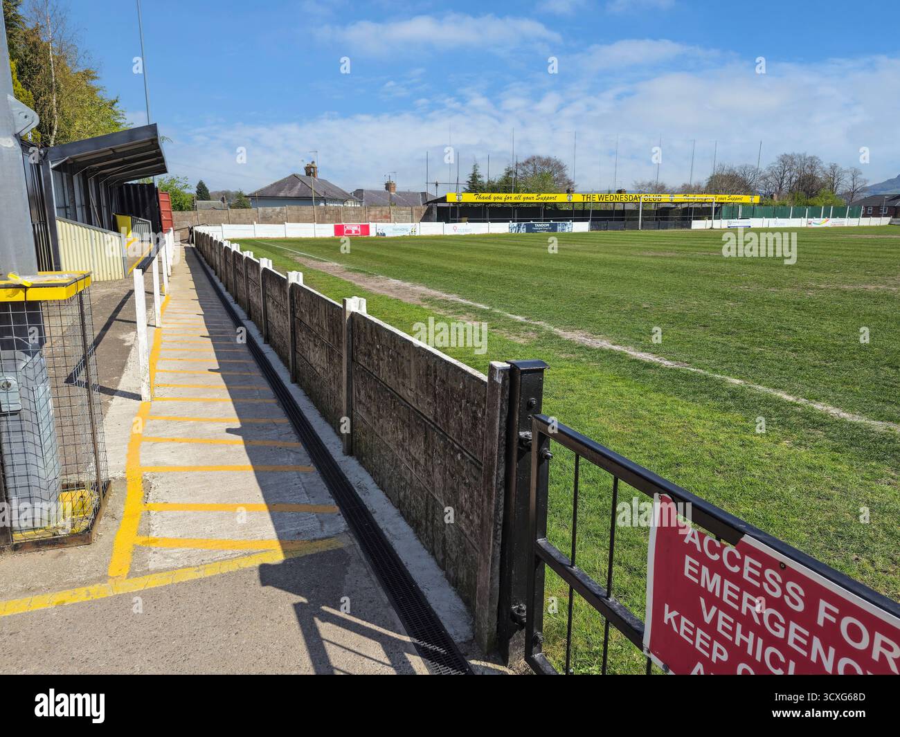 Congleton Town Football Club, avec des murs en béton près du terrain, basé à Congleton, Cheshire, Angleterre Banque D'Images