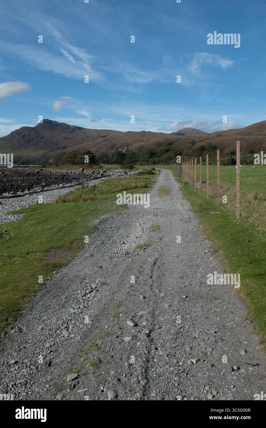 Piste de gravier et clôture de cerfs à Laggan regardant vers Ben Buie Banque D'Images
