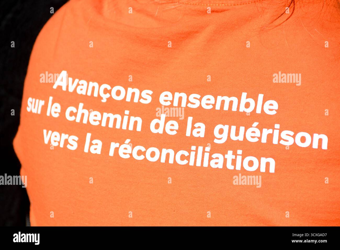 Le 30 septembre 2025, Montréal a célébré la Journée nationale de la vérité et de la réconciliation — aussi connue sous le nom de Journée de la chemise orange — avec le cinquième rassemblement annuel et la cinquième marche Every Child Matters. Cette journée honore la mémoire des enfants autochtones qui ont souffert ou ont été perdus dans le système des pensionnats du Canada. Débutant au monument Sir George-Étienne Cartier, l’événement comportait des discours, des spectacles et une marche vers le centre-ville – un acte collectif de commémoration et un appel à la réconciliation continue. Banque D'Images