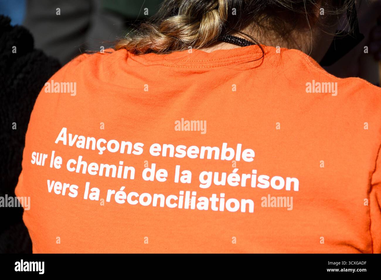 Le 30 septembre 2025, Montréal a célébré la Journée nationale de la vérité et de la réconciliation — aussi connue sous le nom de Journée de la chemise orange — avec le cinquième rassemblement annuel et la cinquième marche Every Child Matters. Cette journée honore la mémoire des enfants autochtones qui ont souffert ou ont été perdus dans le système des pensionnats du Canada. Débutant au monument Sir George-Étienne Cartier, l’événement comportait des discours, des spectacles et une marche vers le centre-ville – un acte collectif de commémoration et un appel à la réconciliation continue. Banque D'Images