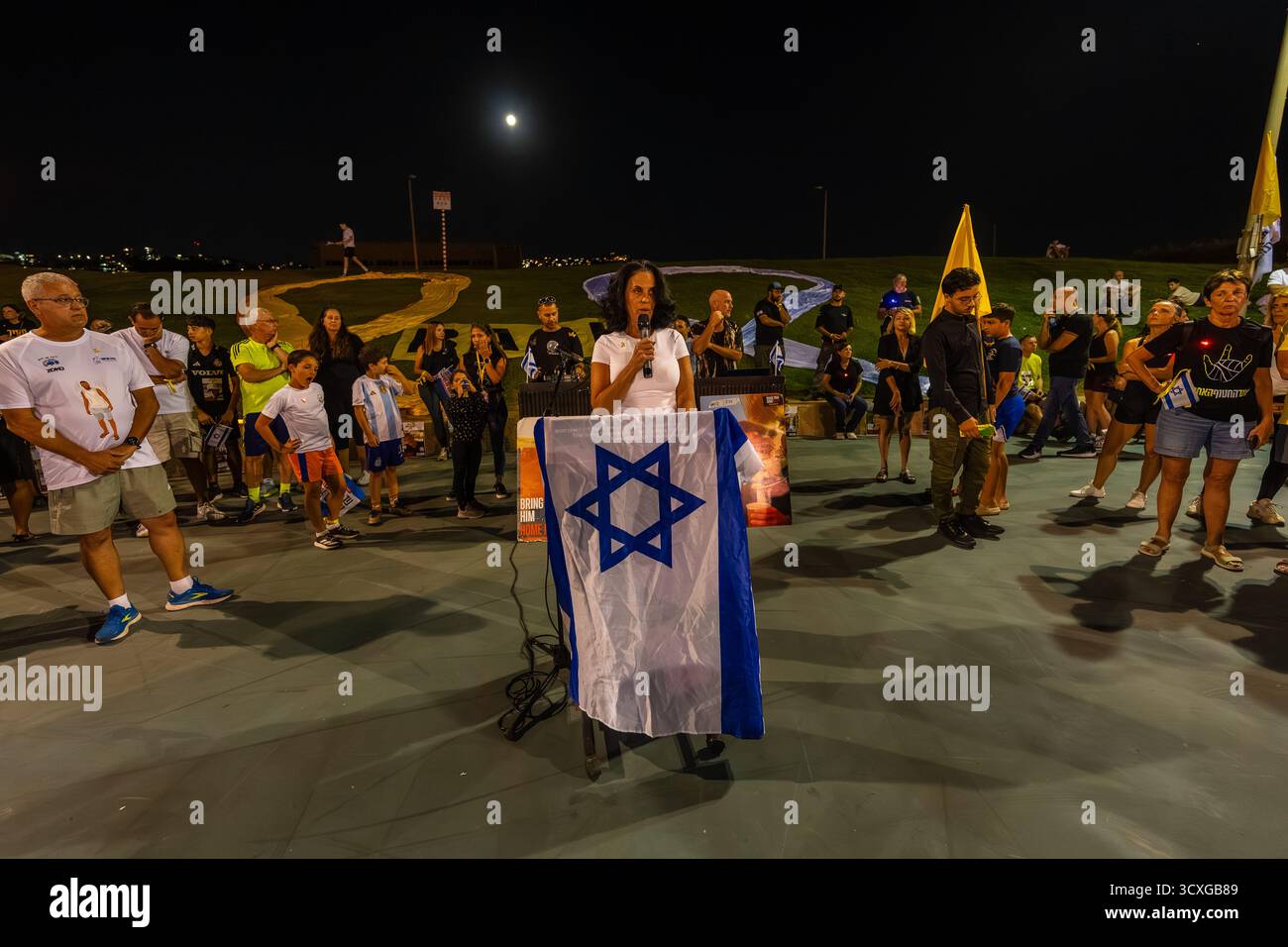 Haïfa, Israël - 07 octobre 2025 : les mères de soldats tombés au combat parlent à la foule, dans un événement social, le jour de 2 ans de la guerre et les otages Banque D'Images