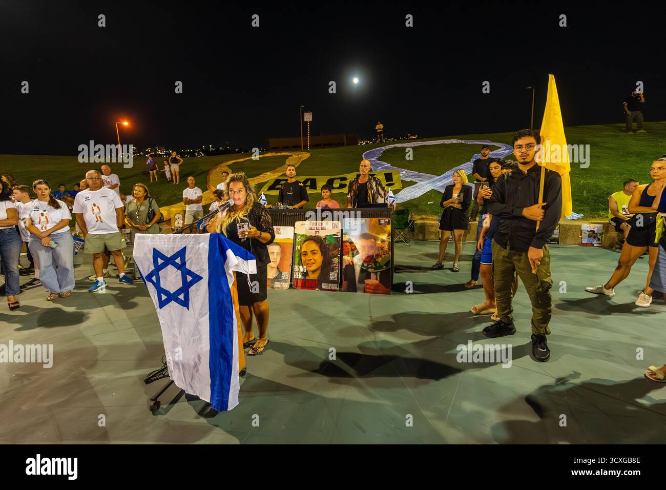 Haïfa, Israël - 07 octobre 2025 : les mères de soldats tombés au combat parlent à la foule, dans un événement social, le jour de 2 ans de la guerre et les otages Banque D'Images