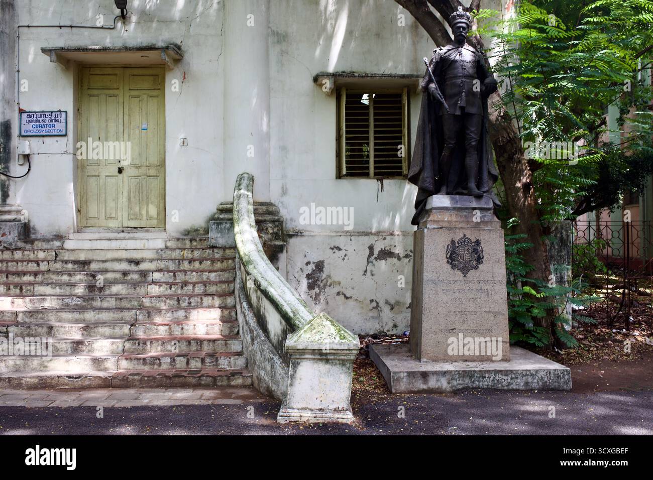 Statue en bronze du roi Édouard VII à côté de l'entrée de la section de géologie du musée du gouvernement, Chennai, Inde, déplacée de son site d'origine, Banque D'Images