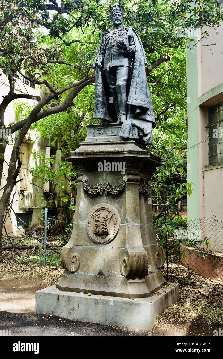 Statue en bronze du roi Édouard VII à côté de l'entrée de la section de géologie du musée du gouvernement, Chennai, Tamil Nadu, Inde. Banque D'Images