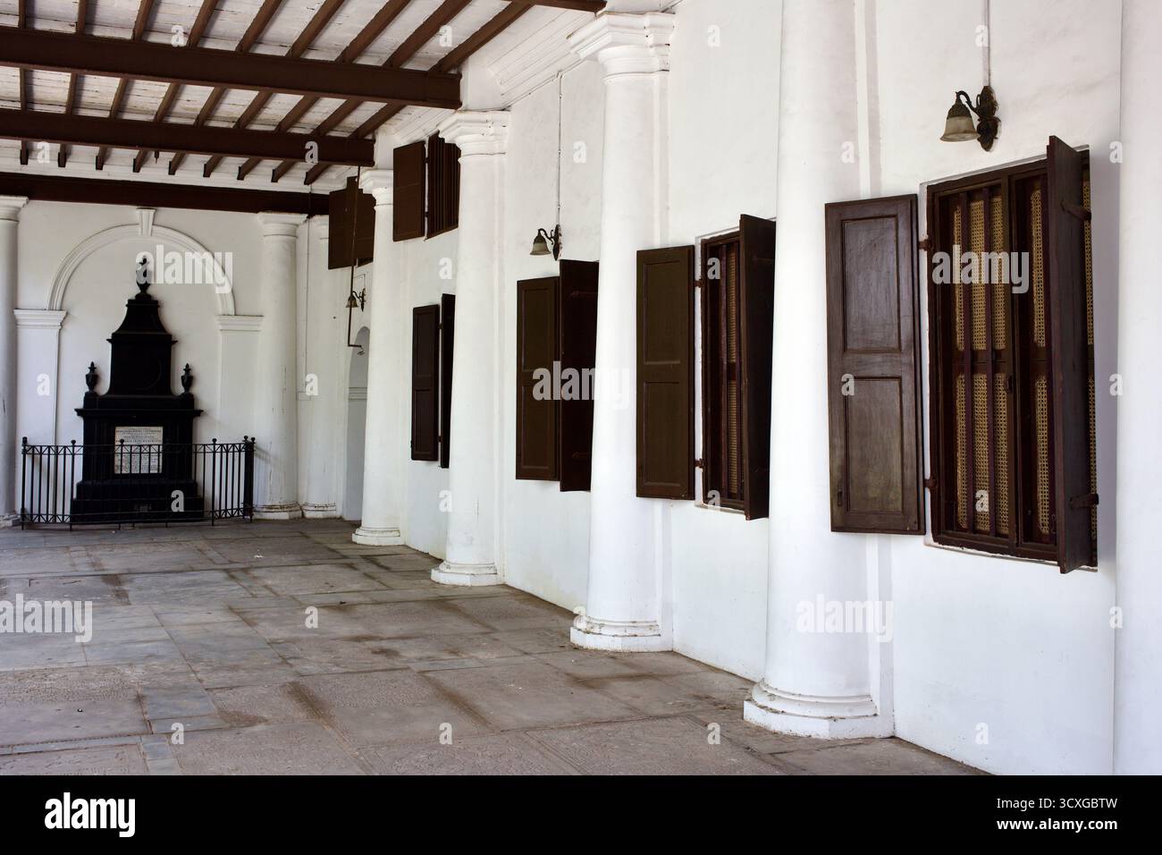 Intérieur avec piliers blancs, volets en bois et plaque commémorative à l'intérieur de l'église arménienne de la Vierge Marie, Chennai (ancien Madras), Tamil Nadu, Inde. Banque D'Images