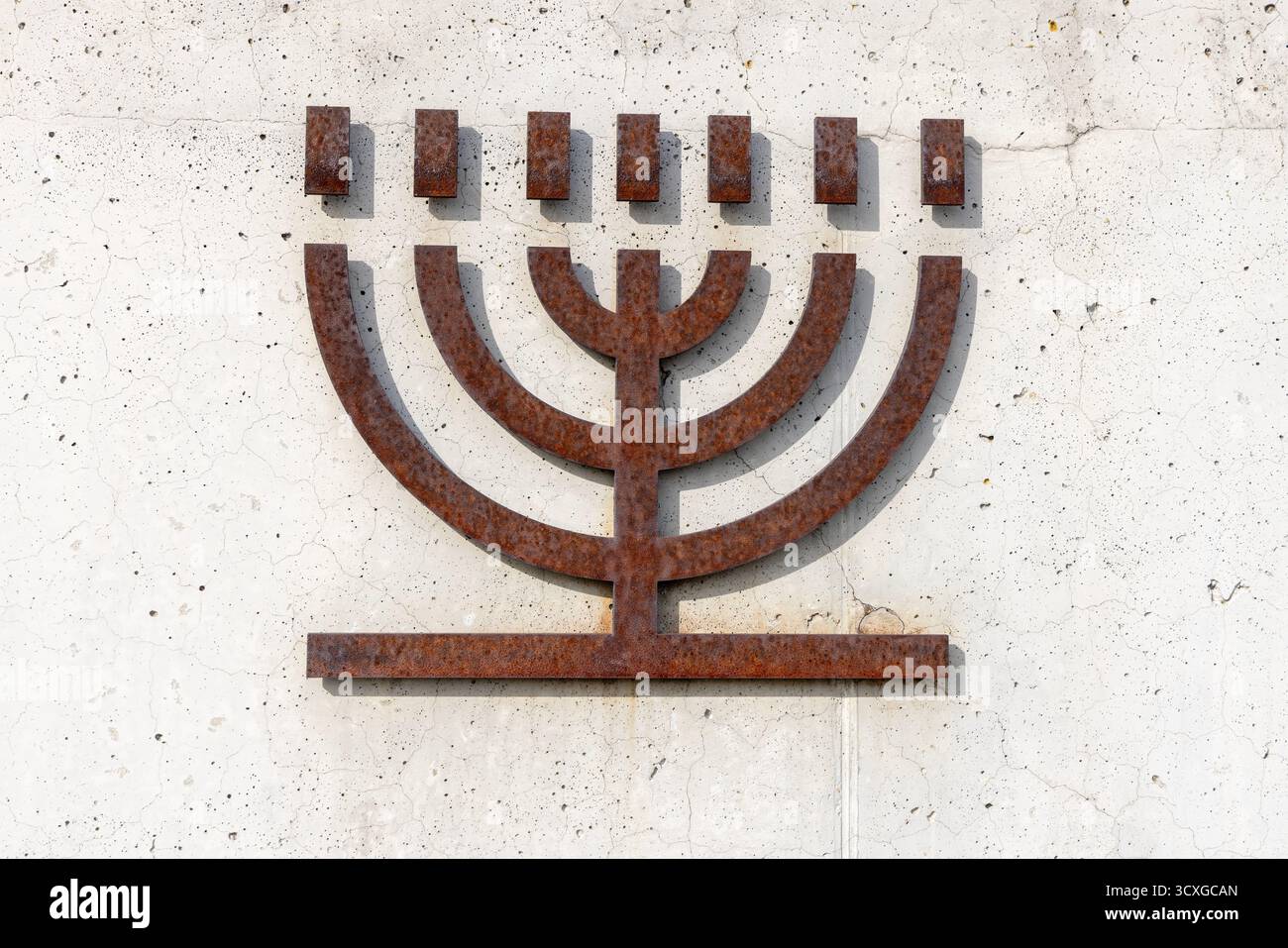 Belzec, Pologne - 29 avril 2025 : chandelier de menorah juive en fer sur un mur de béton à l'entrée du Musée et du Mémorial , camp d'extermination nazi allemand Banque D'Images