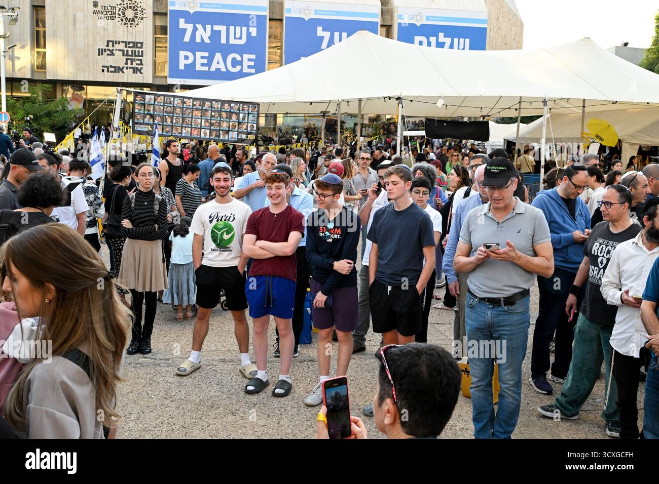 Tel Aviv, Israël. 12 octobre 2025. Israël et le Hamas s’accordent sur la première phase de l’accord de cessez-le-feu à Gaza et les gens et les familles d’otages célèbrent sur la place des otages à tel Aviv, en Israël, le 12 octobre 2025. (Photo de Lionel Urman/Sipa USA) crédit : Sipa US/Alamy Live News Banque D'Images