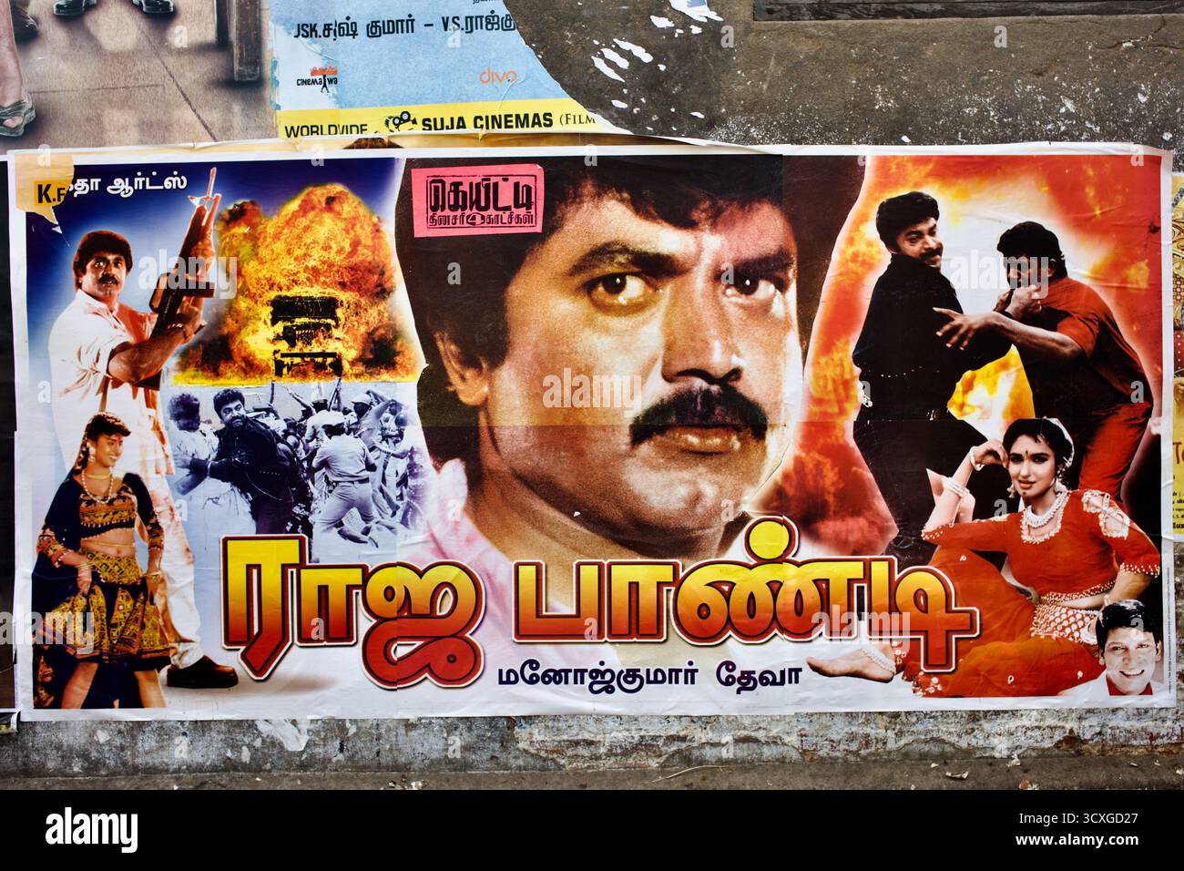 Affiche tamoule pour Raja Pandi (1994) avec Sarath Kumar, exposée sur un mur de cinéma à Tiruchirappalli (Trichy), Tamil Nadu, Inde. Banque D'Images