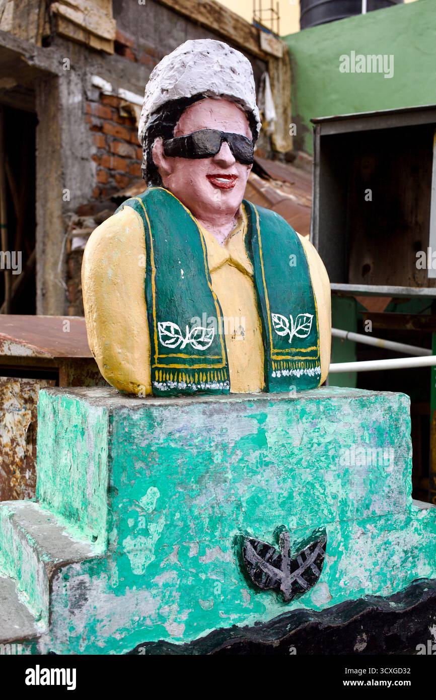 Buste peint de M. G. Ramachandran (MGR), fondateur du parti AIADMK, à Tiruchirappalli (Trichy), Tamil Nadu, Inde Banque D'Images