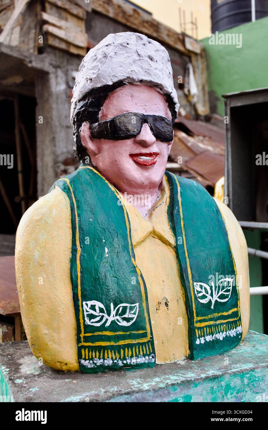 Buste peint de M. G. Ramachandran (MGR), fondateur du parti AIADMK, à Tiruchirappalli (Trichy), Tamil Nadu, Inde Banque D'Images