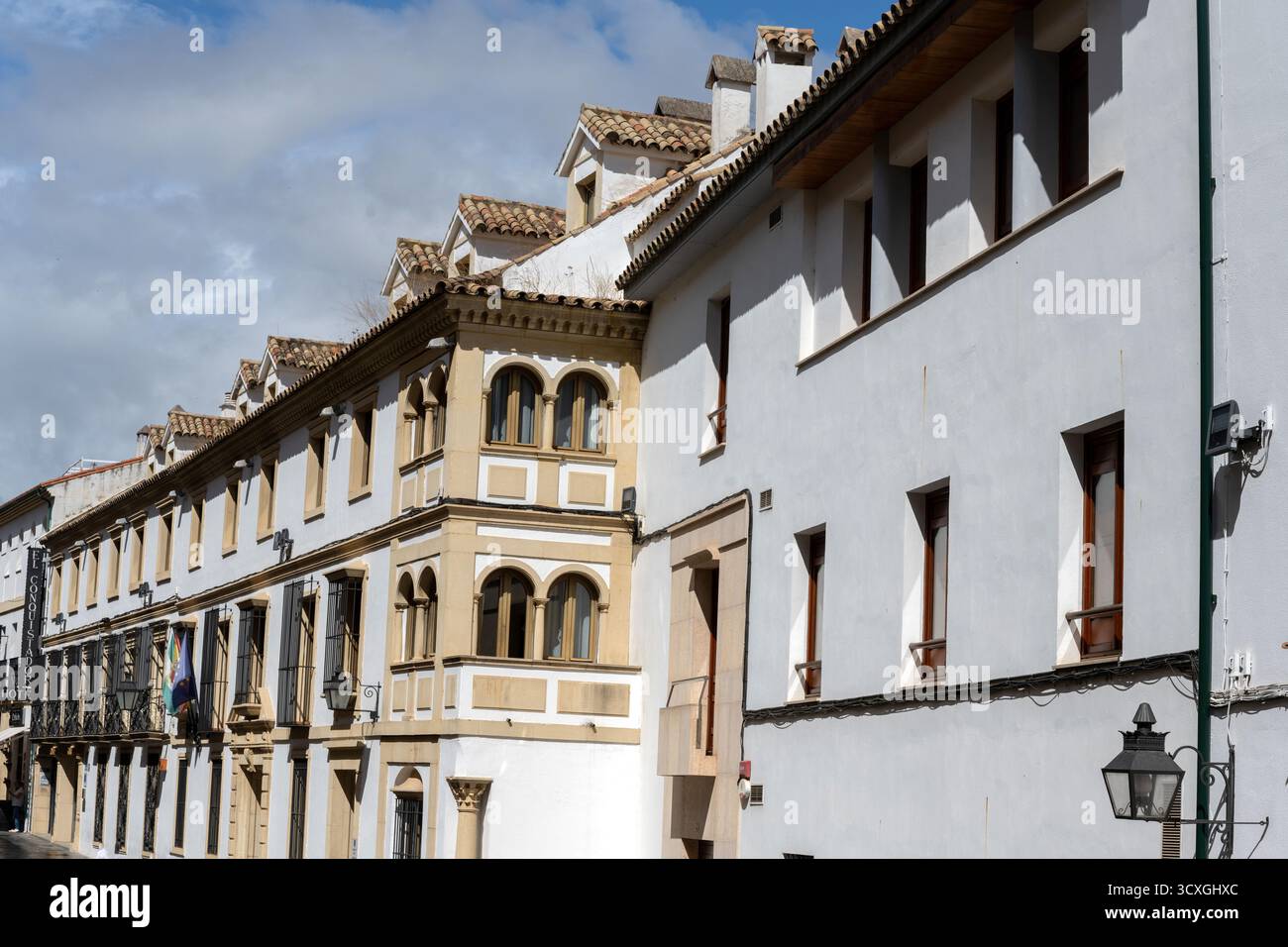 Détail de l'architecture typique de Cordoue avec des murs blanchis à la chaux, des cours fleuries, des fenêtres en fer forgé et des décorations en céramique. Un e authentique Banque D'Images