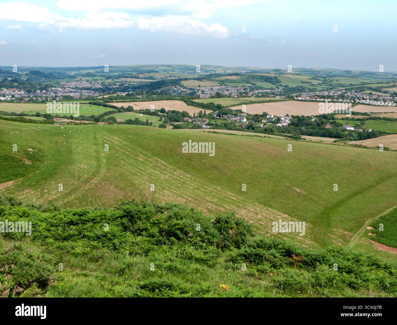 Campagne vallonnée et villages vus des collines du Dorset le jour d'été Banque D'Images