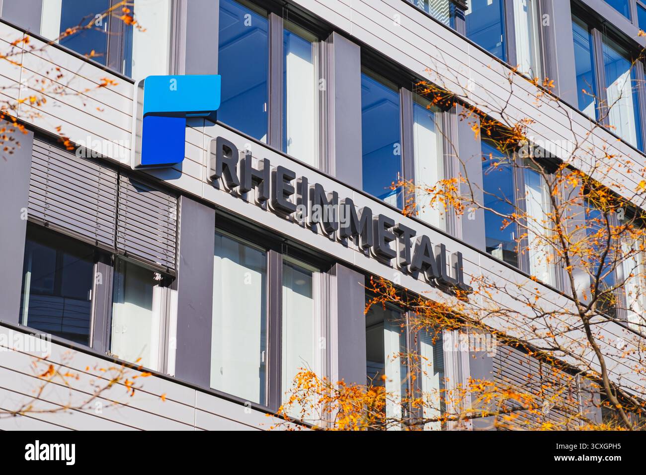 Logo du fabricant d'armes Rheinmetall devant le siège de la société à Dusseldorf Banque D'Images