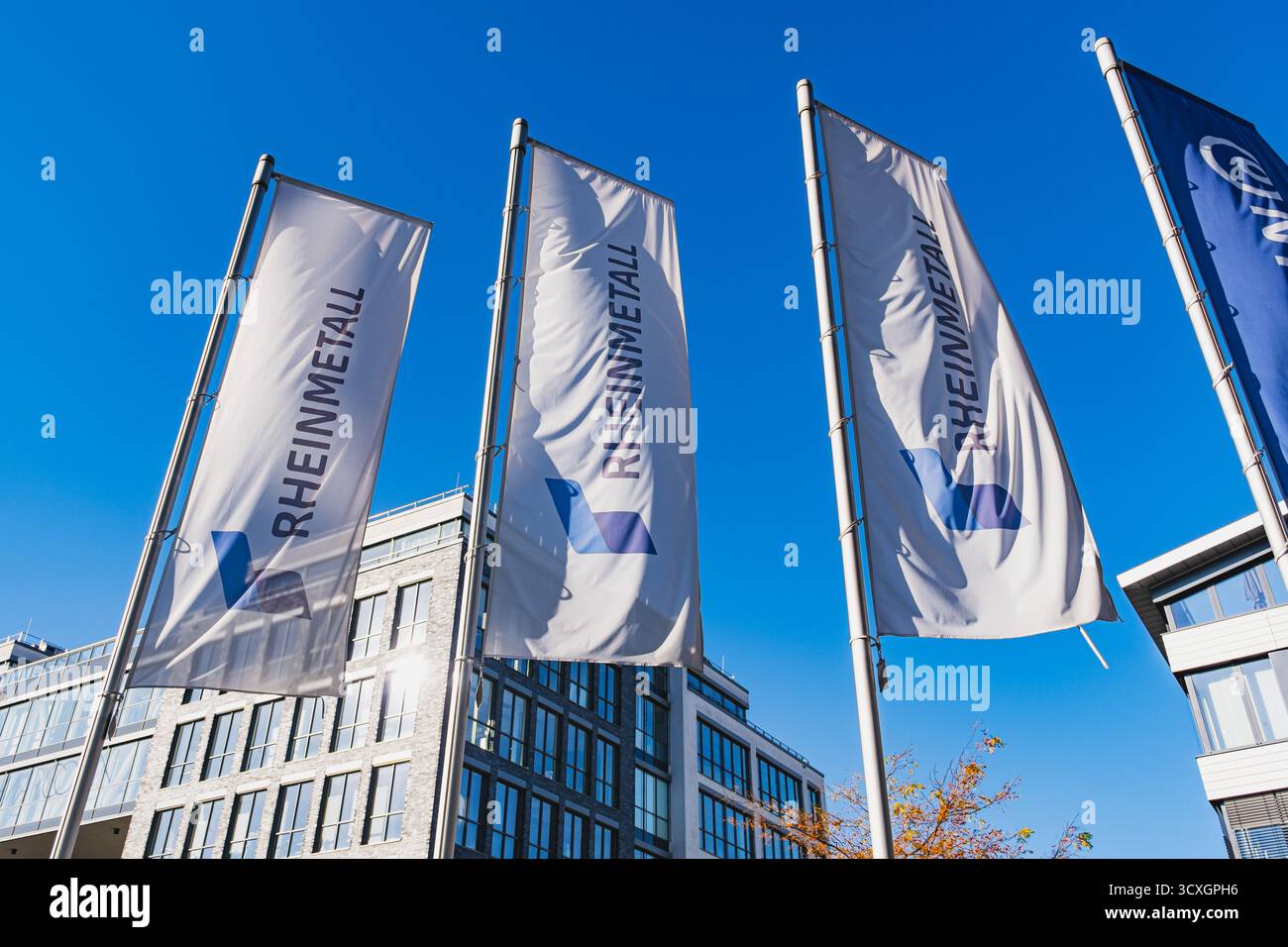 Logo du fabricant d'armes Rheinmetall sur les drapeaux devant le bureau à Dusseldorf Banque D'Images