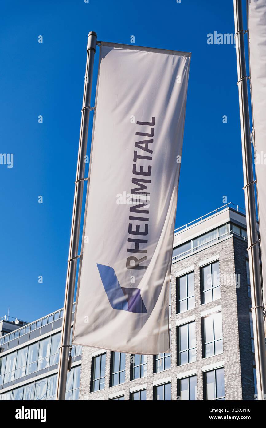 Logo du fabricant d'armes Rheinmetall sur les drapeaux devant le bureau à Dusseldorf Banque D'Images