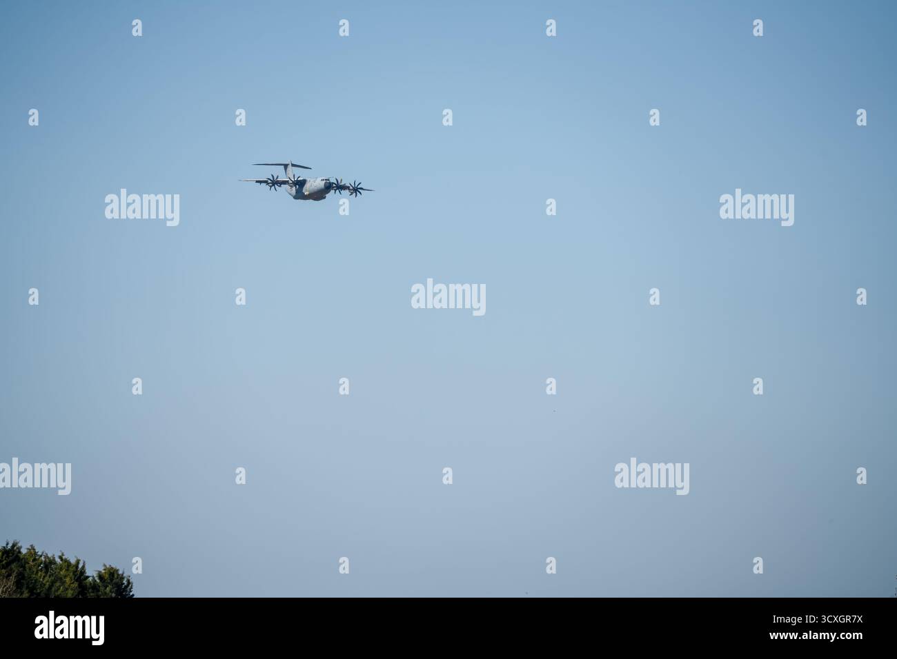 Airbus C.1 A400M Atlas de la RAF avion de transport militaire en vol lors d'une descente de fret à basse altitude Banque D'Images