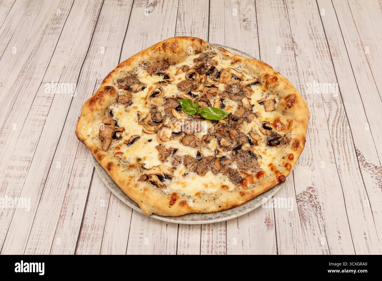 Pizza aux oignons caramélisés avec ventre de thon premium et oignons lentement caramélisés pendant des heures Banque D'Images