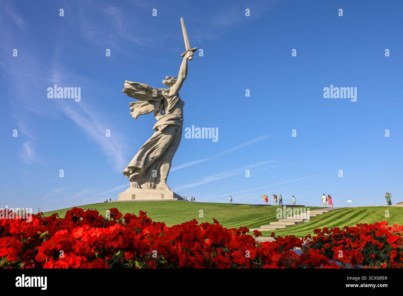 Silhouette de sculpture 'Motherland Calls !' Sur fond de soleil sur Mamaev kurgan Banque D'Images Silhouette de sculpture 'Motherland Calls !' Sur fond de soleil sur Mamaev kurgan Banque D'Images