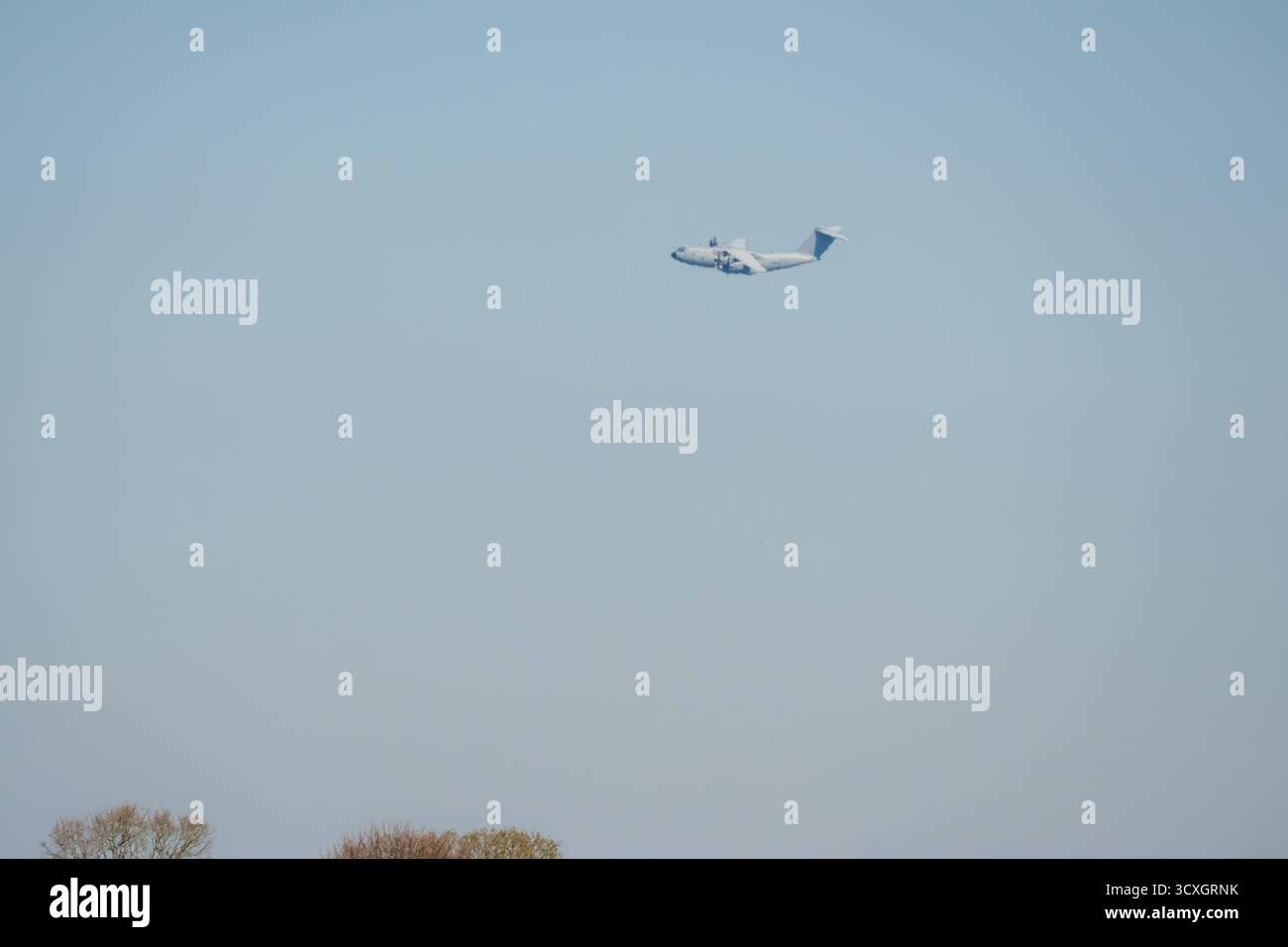 Airbus C.1 A400M Atlas de la RAF avion de transport militaire en vol lors d'une descente de fret à basse altitude Banque D'Images