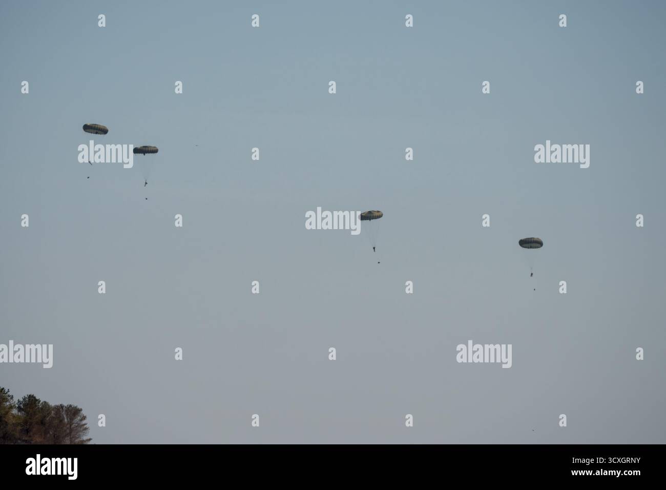 Airbus A400M gros avion de transport gris en vol sur une piste de débarquement de fret à basse altitude Banque D'Images