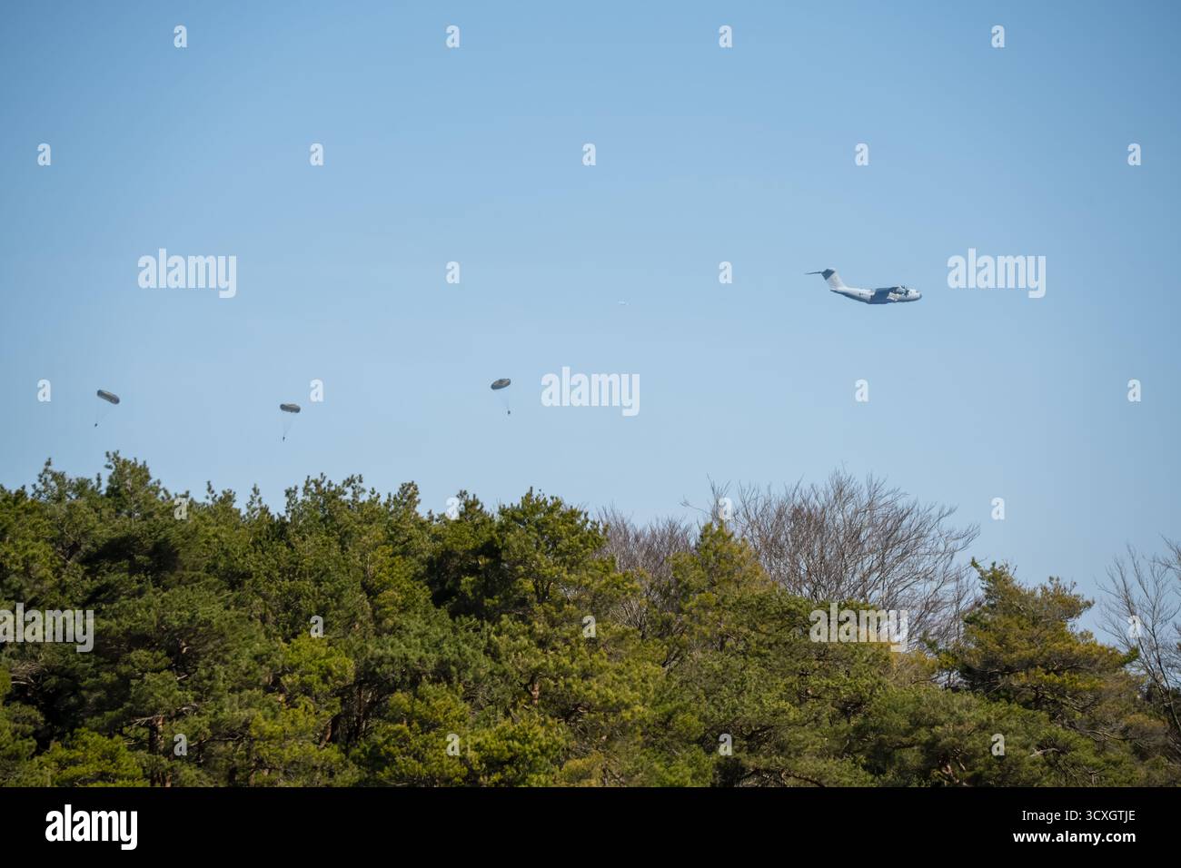 Airbus C.1 A400M Atlas de la RAF avion de transport militaire en vol lors d'une descente de fret à basse altitude Banque D'Images