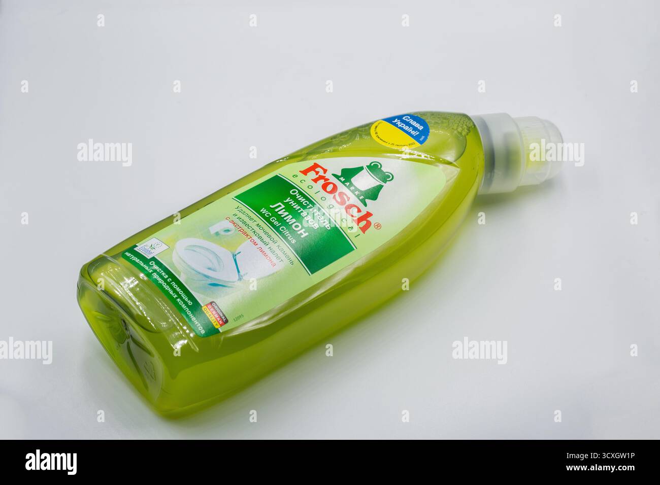 Kiev, Ukraine - 01 décembre 2024 : Green Frosch bouteille de liquide vaisselle écologique avec parfum de citron en gros plan. Savon à vaisselle écologique de marque allemande Banque D'Images