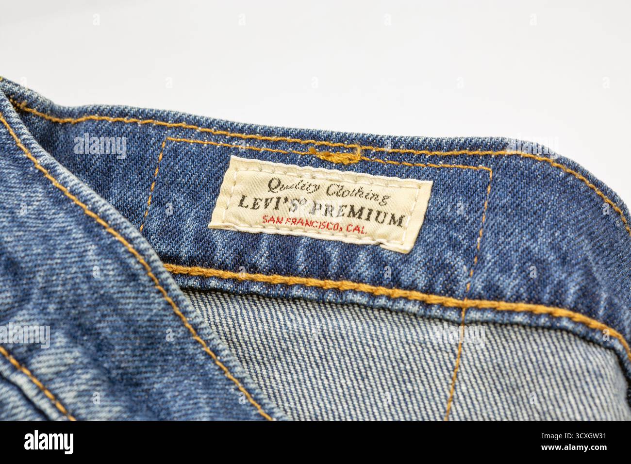 Kiev, Ukraine - 02 mars 2025 : gros plan de la marque de vêtements vintage Levi's Premium à l'intérieur des jeans en denim bleu. Etiquette en tissu avec couture montrant sa Banque D'Images