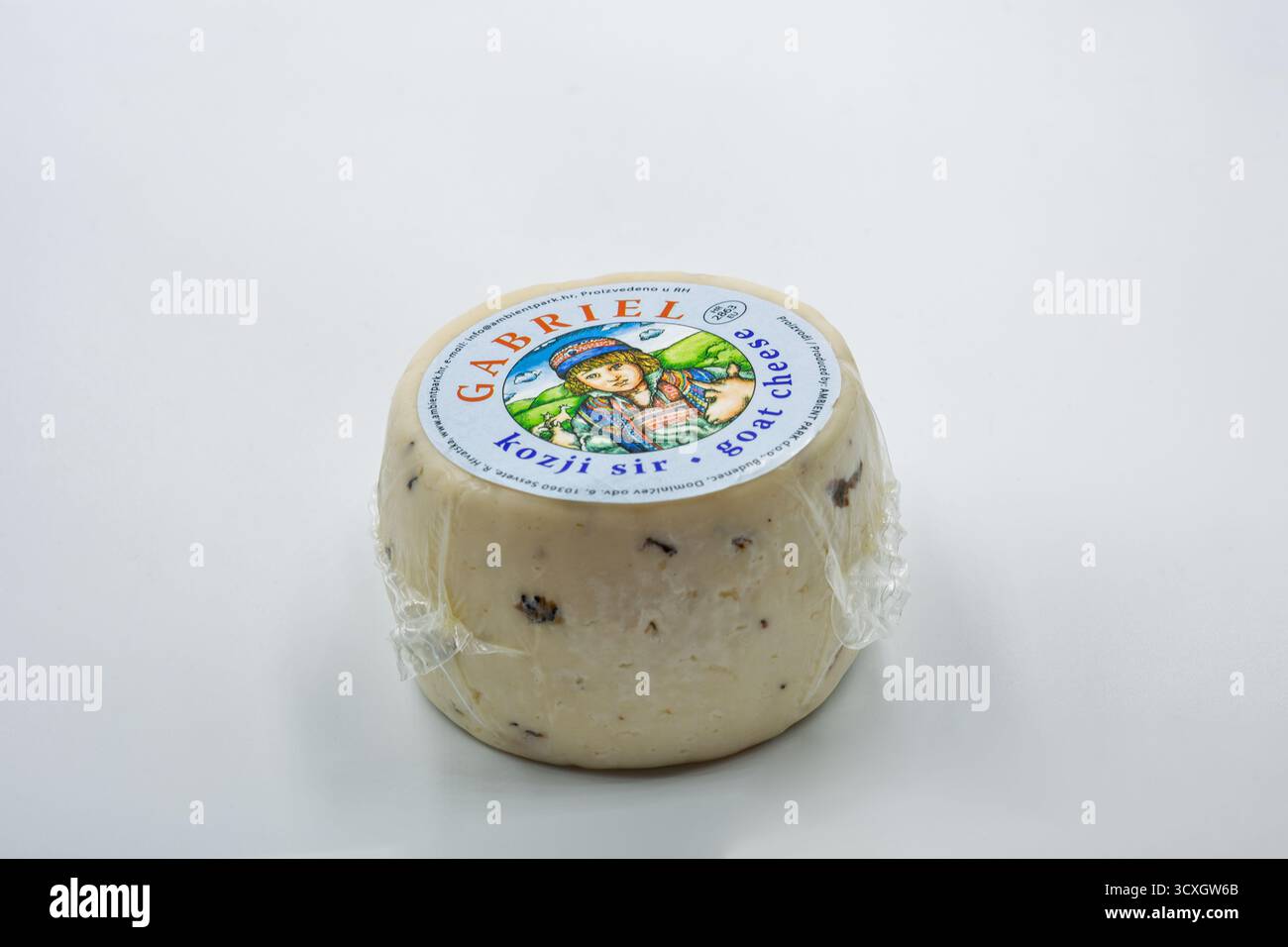 Porec, Croatie - 21 mai 2025 : fromage de chèvre Gabriel de Croatie, enveloppé dans du plastique avec une étiquette colorée, affiché en gros plan sur un fond blanc à s. Banque D'Images