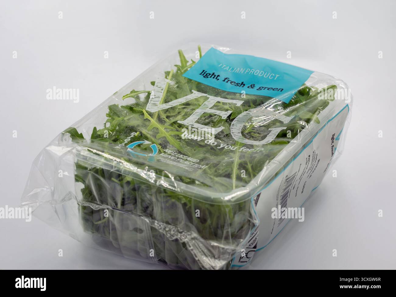 Porec, Croatie - 21 mai 2025 : légumes verts italiens dans un récipient en plastique transparent à clapet avec étiquette turquoise indiquant vert frais clair, showin Banque D'Images