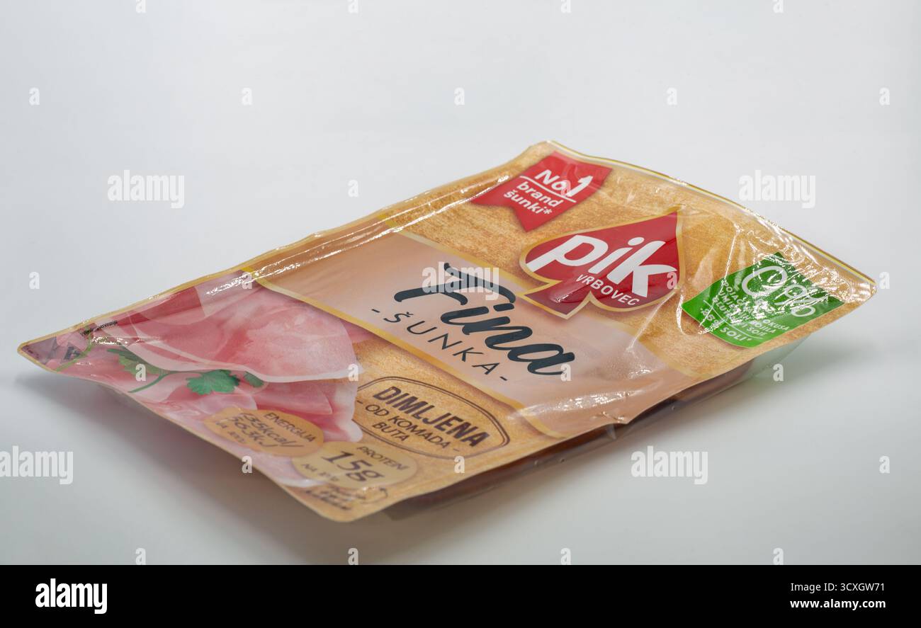 Porec, Croatie - 24 mai 2025 : jambon tranché de marque PIK dans un emballage transparent scellé sous vide montrant des tranches de viande rose, étiqueté comme la marque numéro un dans Slove Banque D'Images