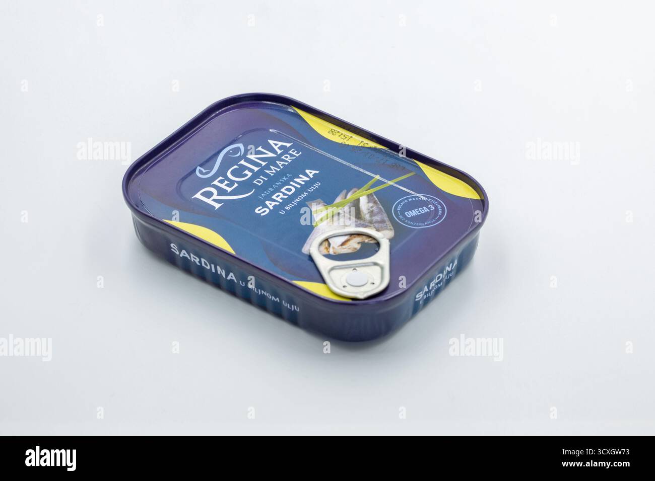 Porec, Croatie - 24 mai 2025 : sardines de marque Regina di Mare à l'huile d'olive, boîte métallique bleue avec ouvre-languette et accents jaunes, avec oméga-3 la Banque D'Images