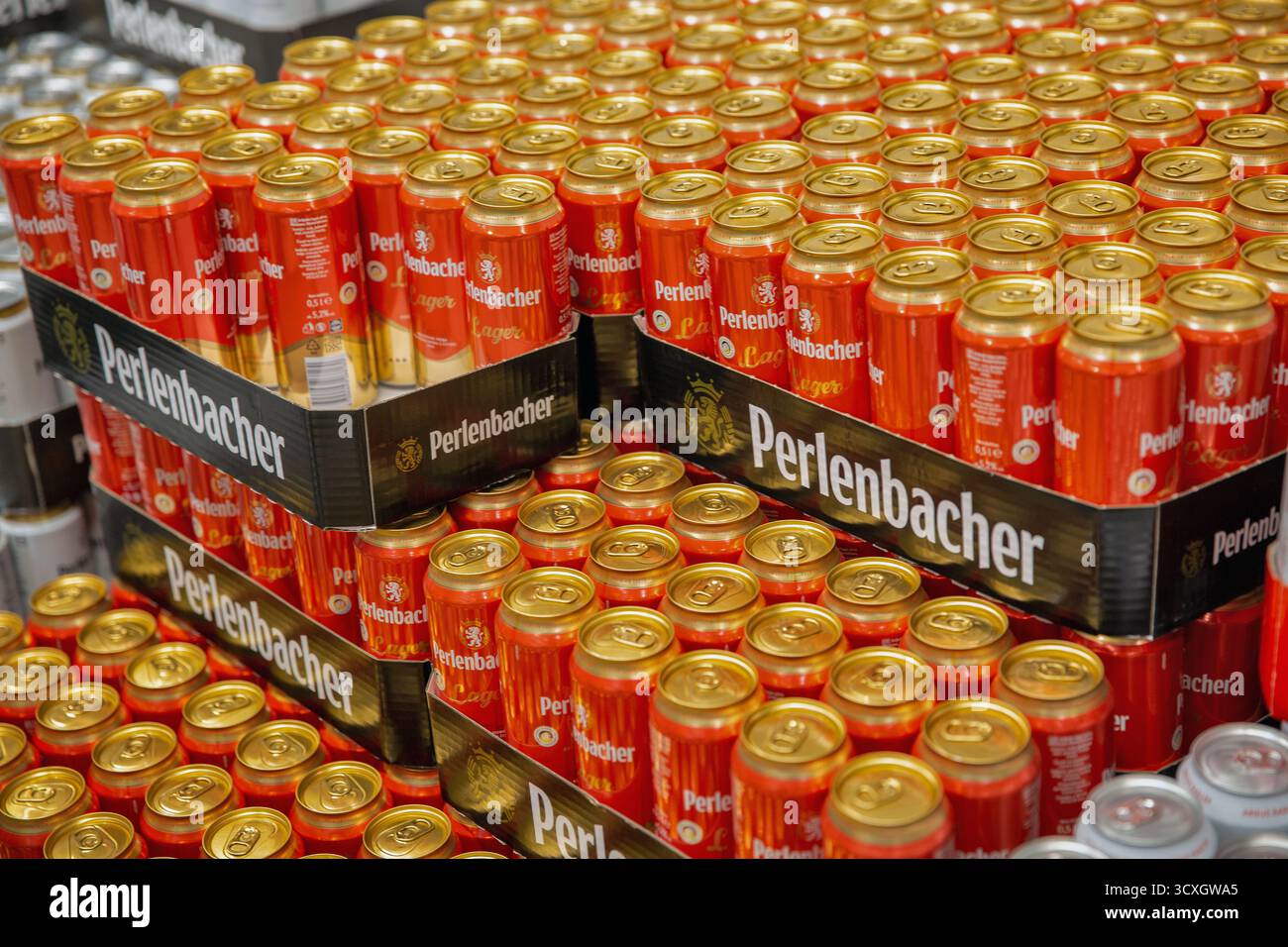 Porec, Croatie - 31 mai 2025 : boîtes de bière empilées Perlenbacher Lager avec un design rouge et or sur les étagères du supermarché Lidl, montrant un emballage de marque an Banque D'Images
