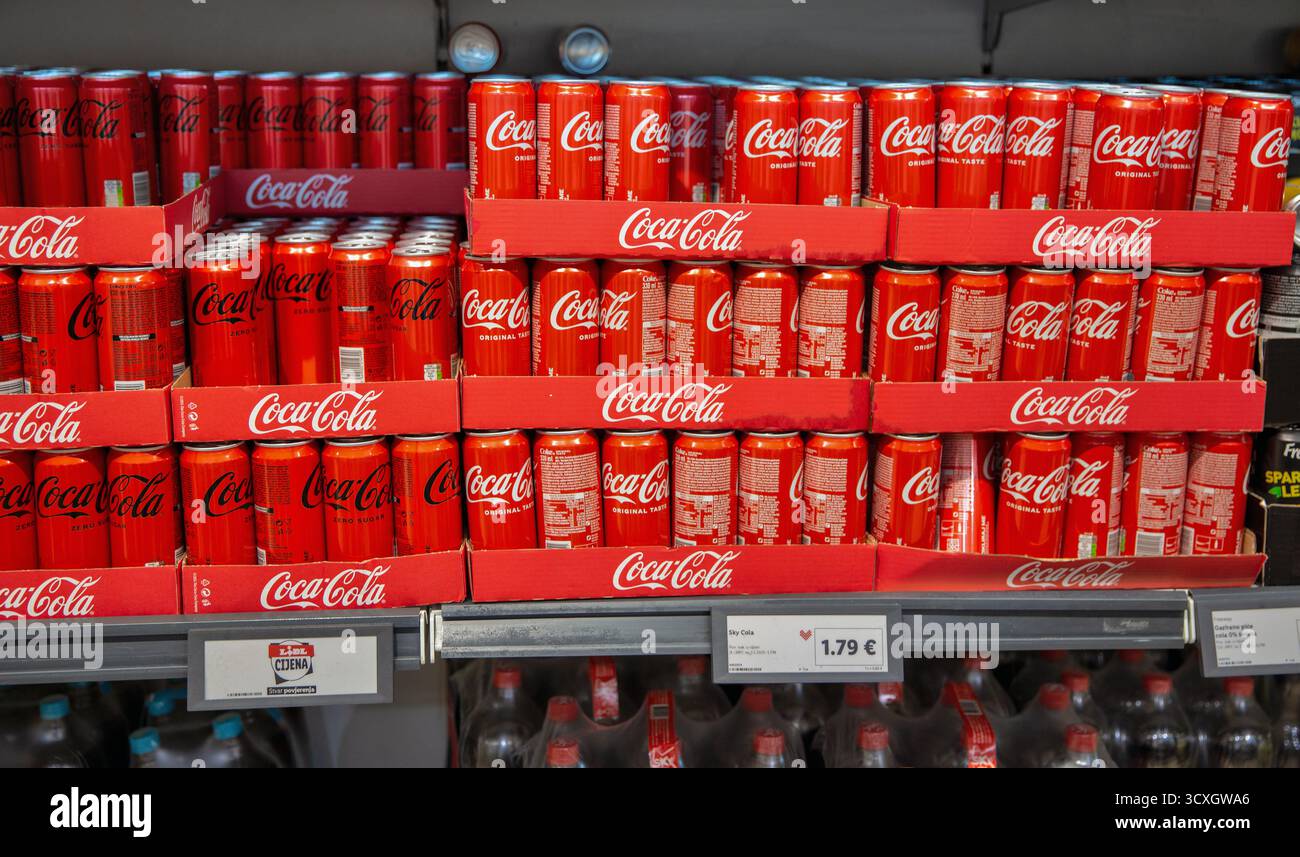 Porec, Croatie - 31 mai 2025 : boîtes de Coca Cola rouges avec goût original et zéro sucre exposées dans le supermarché Lidl, soigneusement disposées en packagis de marque Banque D'Images