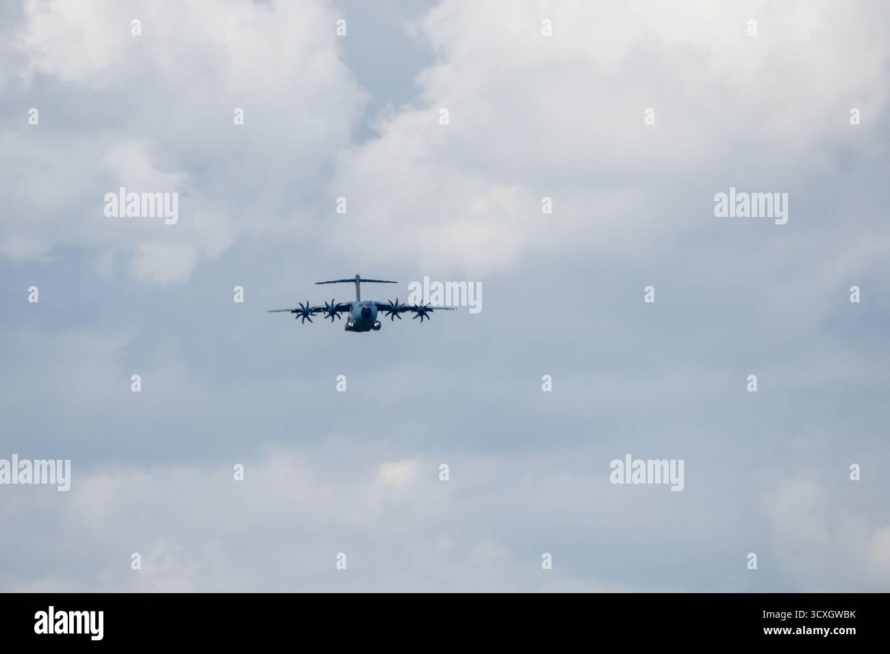 Airbus C.1 A400M Atlas de la RAF avion de transport militaire en vol lors d'une descente de fret à basse altitude Banque D'Images