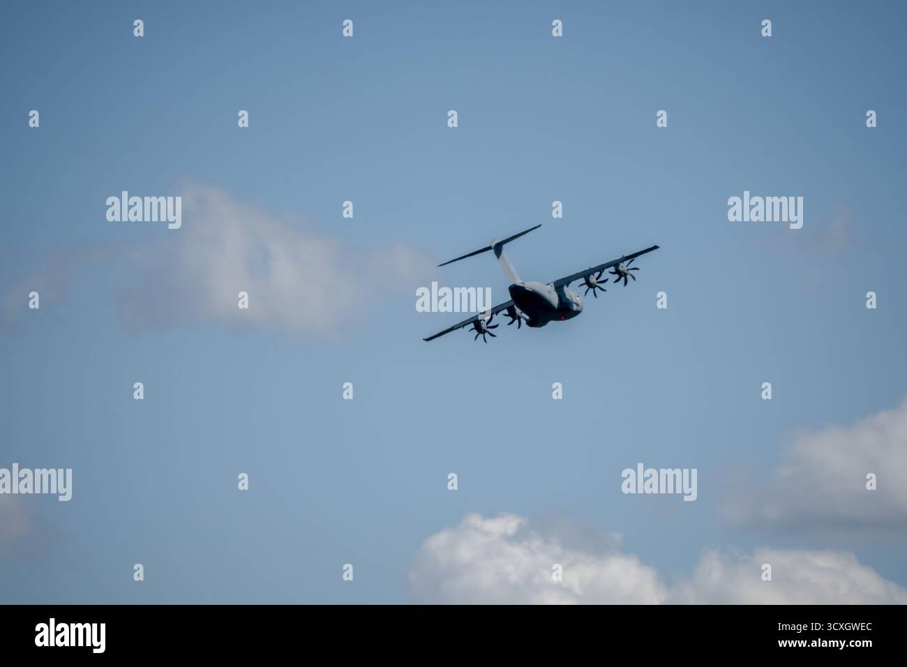 Airbus C.1 A400M Atlas de la RAF avion de transport militaire en vol lors d'une descente de fret à basse altitude Banque D'Images