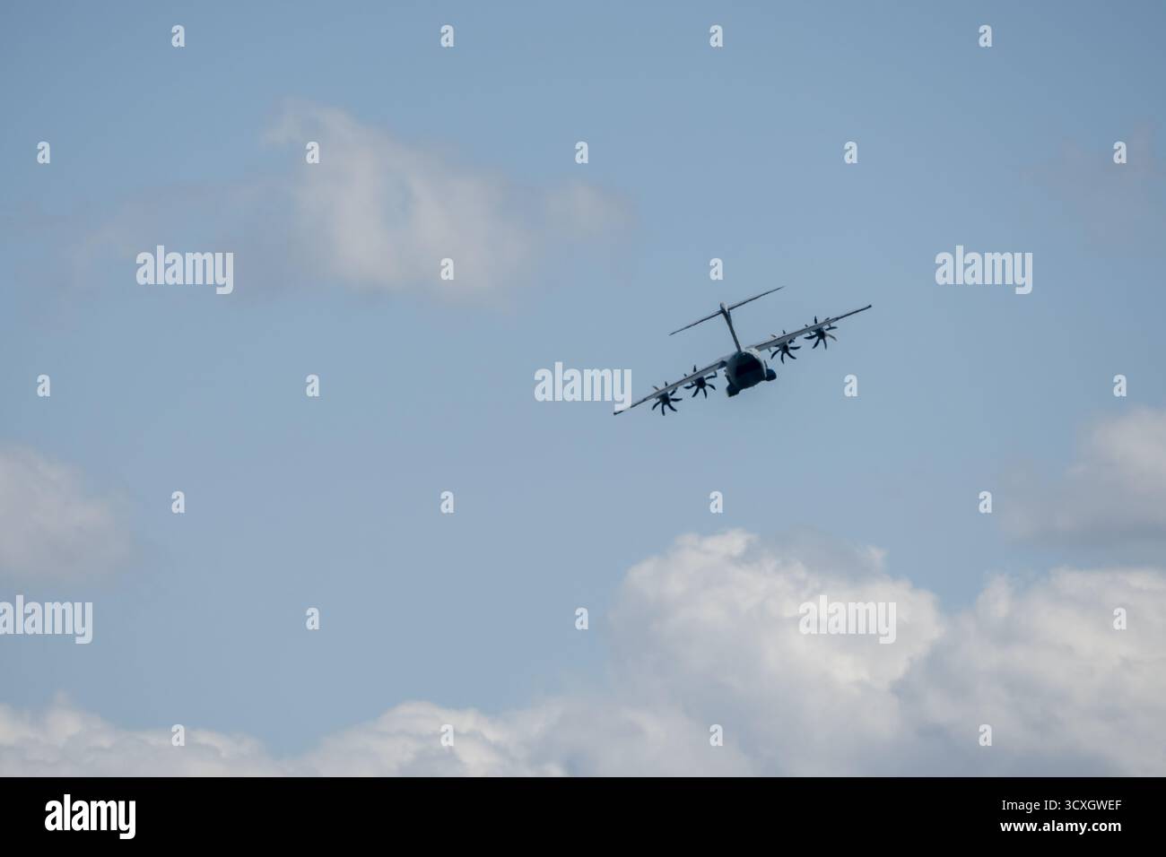 Airbus C.1 A400M Atlas de la RAF avion de transport militaire en vol lors d'une descente de fret à basse altitude Banque D'Images