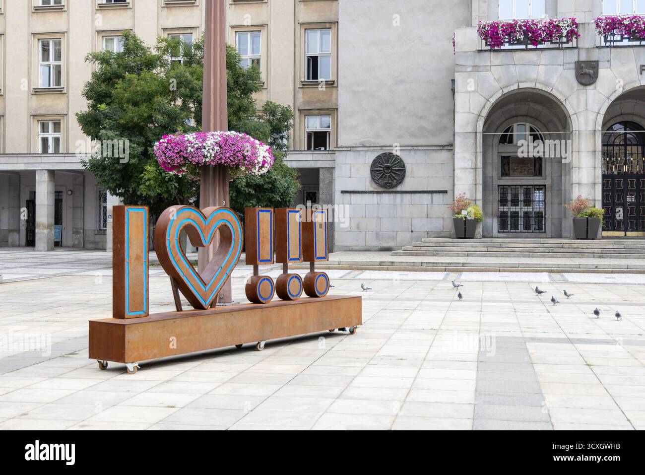 Ostrava, République tchèque - 2 septembre 2024 : installation artistique I love Ostrava, (I ♥ ! ! !) En face de Ostrava New City Hall, symbole de la ville moderne Banque D'Images