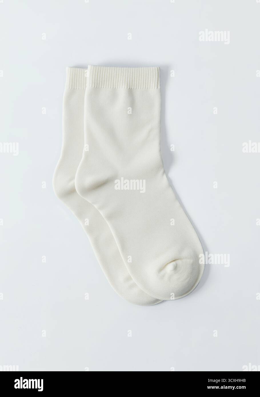 Paire de chaussettes blanches, fond clair. Banque D'Images