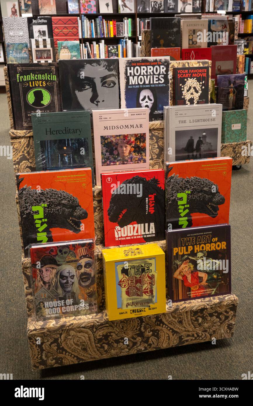 Barnes & Noble Booksellers sur la Cinquième Avenue à New York a une grande sélection de livres, magazines, musique et jeux, USA 2025 Banque D'Images