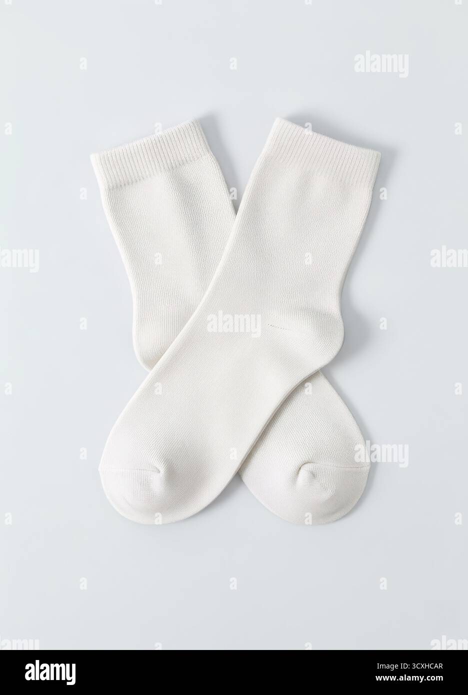 Paire de chaussettes blanches, fond clair. Banque D'Images