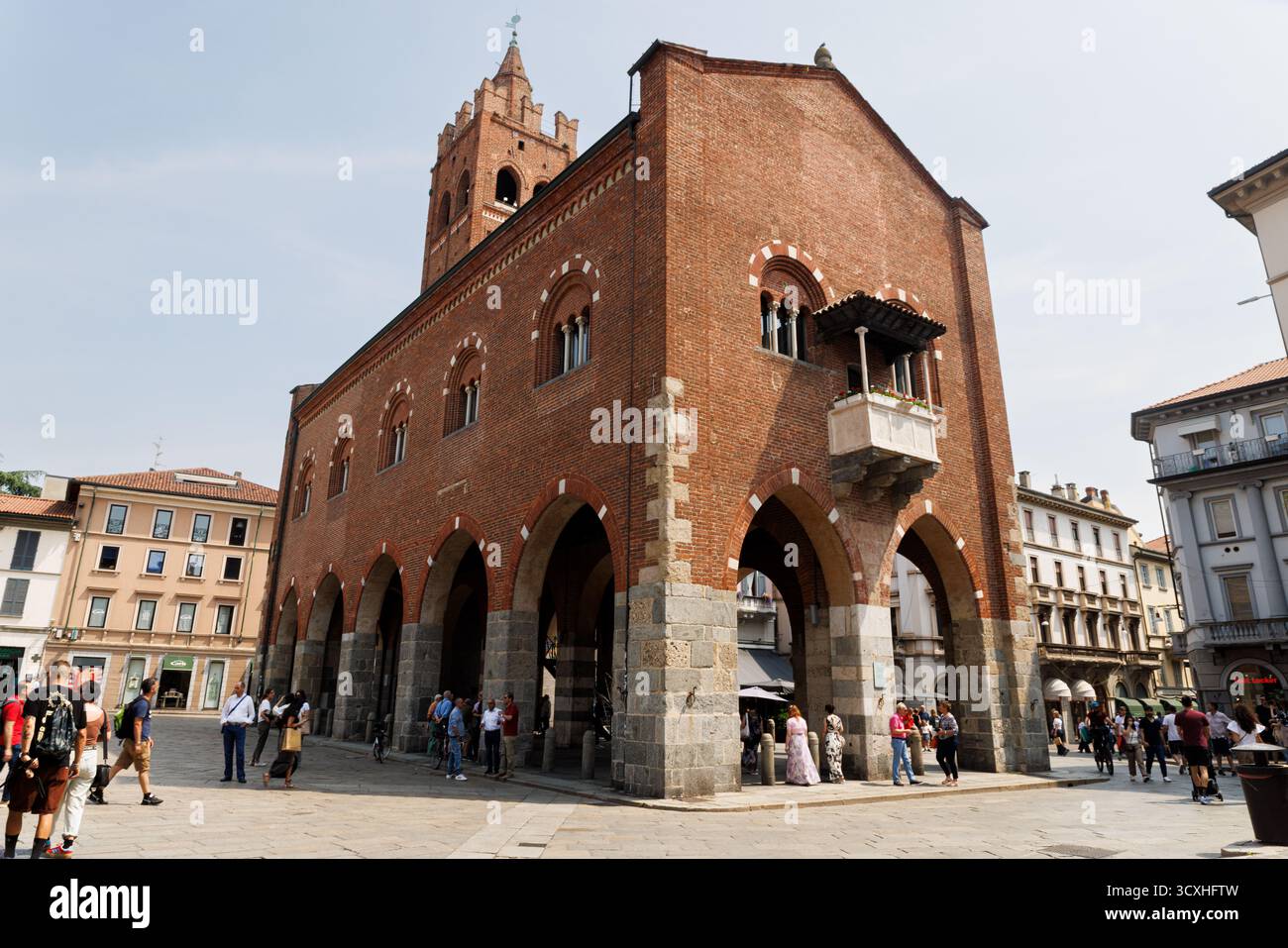 Monza, Italie - 01 juin 2025 : L'Arengario, un bâtiment historique. Il a été construit au 13ème siècle et est nommé d'après sa fonction originale de remorquage Banque D'Images Monza, Italie - 01 juin 2025 : L'Arengario, un bâtiment historique. Il a été construit au 13ème siècle et est nommé d'après sa fonction originale de remorquage Banque D'Images