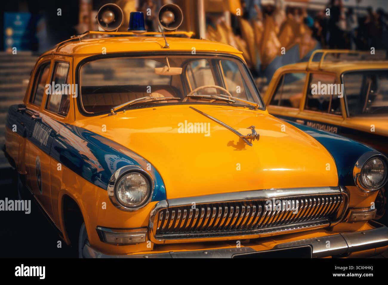 La photo montre une voiture de police de l'ère soviétique garée dans la rue. Le véhicule vintage avec son design caractéristique symbolise le siècle passé et le A. Banque D'Images