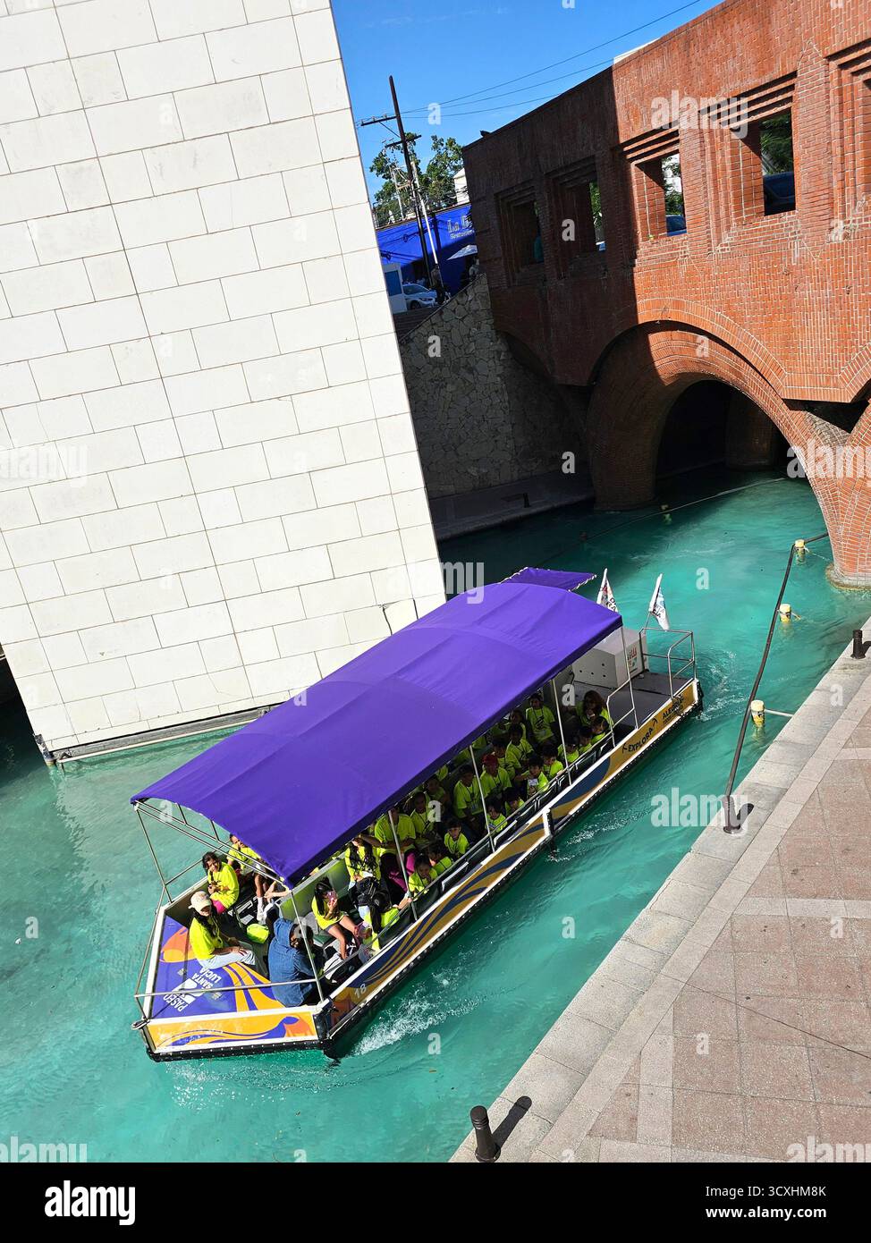 Monterrey, Nuevo Leon, Mexique - 29 juillet 2025 : visite touristique du Paseo Santa Lucia à Monterrey en bateau du centre-ville au parc Fundidora Banque D'Images
