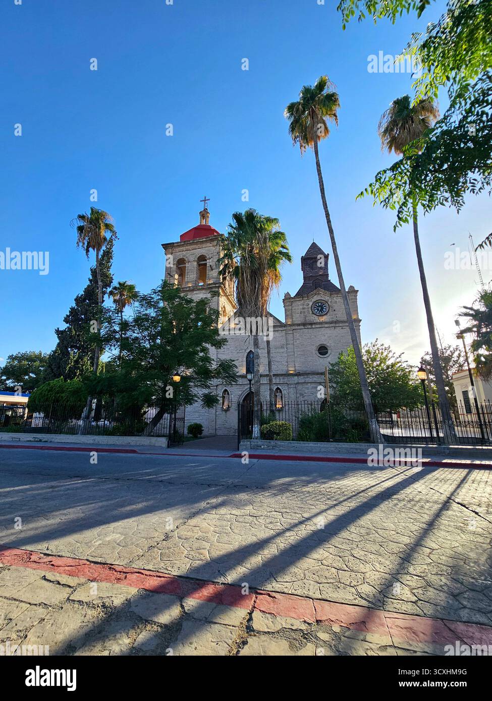 Cuatro Cienegas, Coahuila, Mexique - 28 juillet 2025 : rues pavées, parc et église dans le centre de la ville magique de Cuatro Cienegas de Carranza Banque D'Images