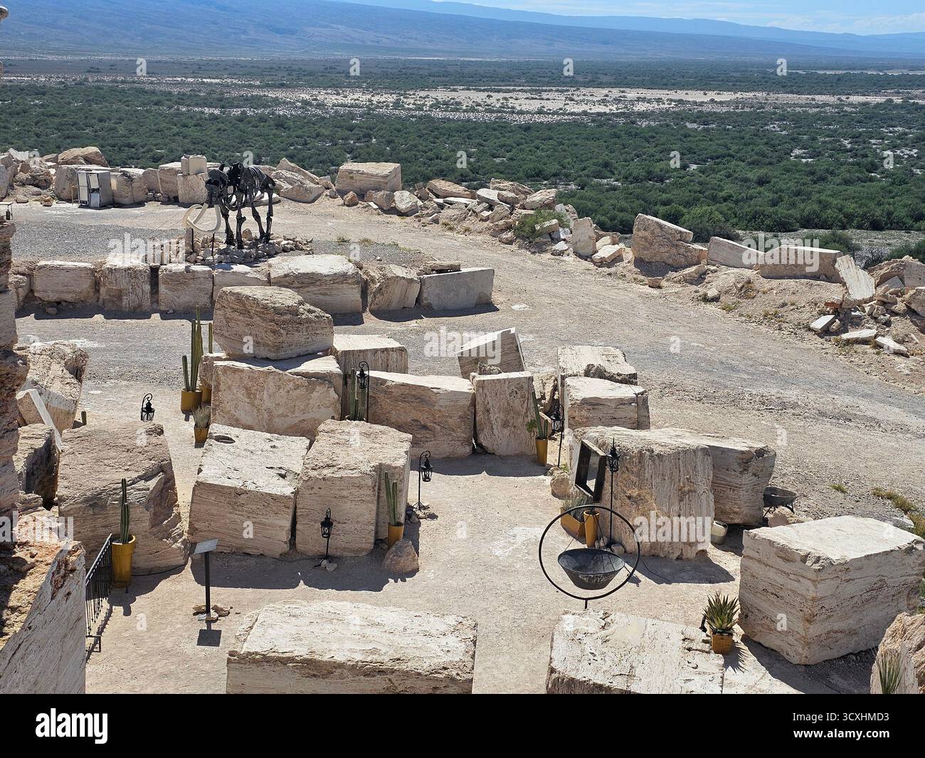 Cuatro Cienegas, Coahuila, Mexique - Jul 28 2025 : squelettes de dinosaures dans les mines de marbre de Cuatro Cienegas, Coahuila, Mexique parmi le désert montagneux Banque D'Images