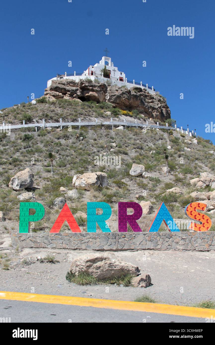 Parras, Coahuila, Mexique - 28 juillet 2025 : Église Santo Madero et lettres colorées de la ville magique mexicaine de Parras, Coahuila au sommet Banque D'Images