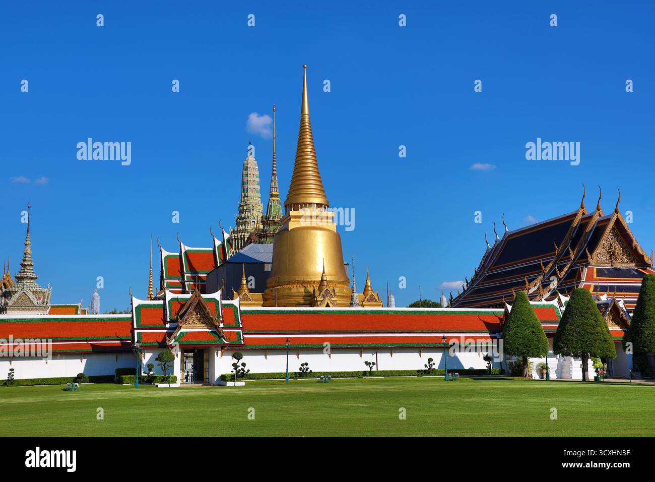 Phra si Rattana Chedi Gold stupa, Phra Mondop et Prasat Phra Thep Bidon au complexe du temple Wat Phra Kaew du temple du Bouddha d'émeraude et t Banque D'Images