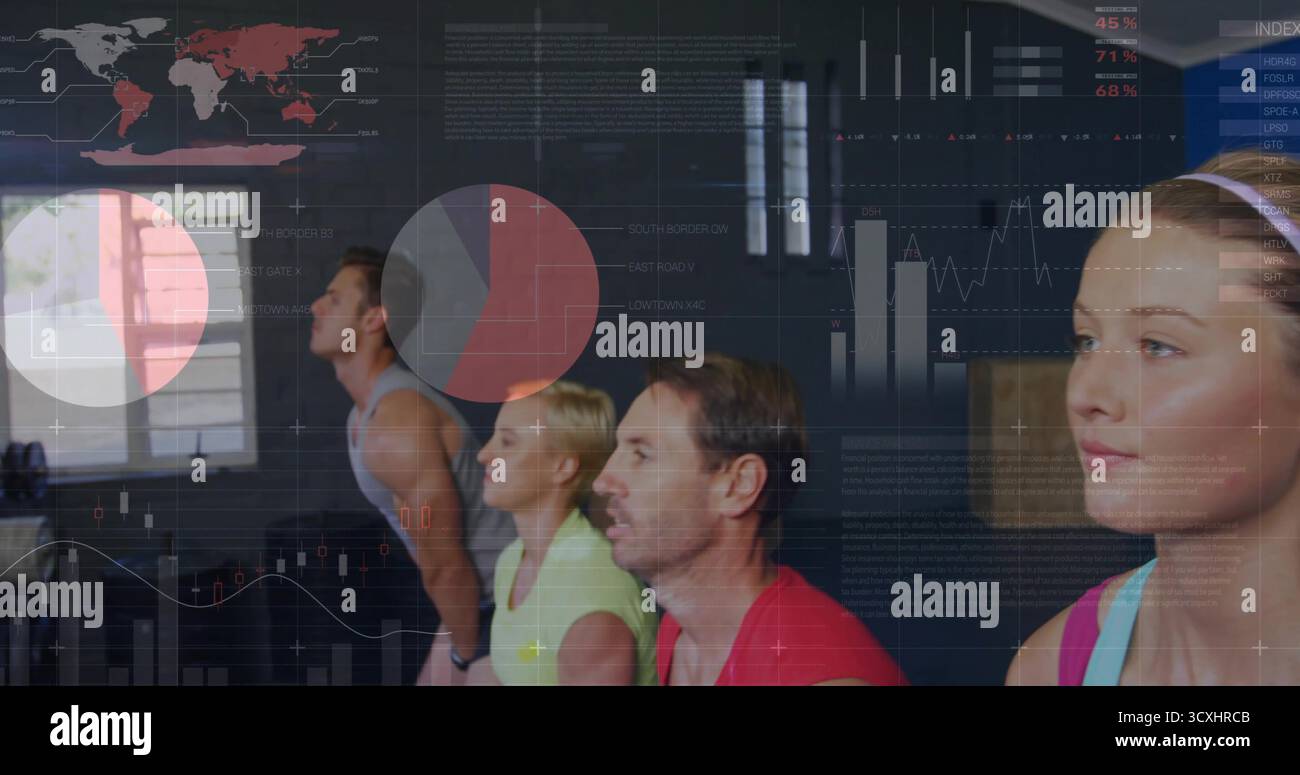 Squatting quatre participants de fitness dans la superposition des données de suivi des vêtements athlétiques dans le studio de gym Banque D'Images